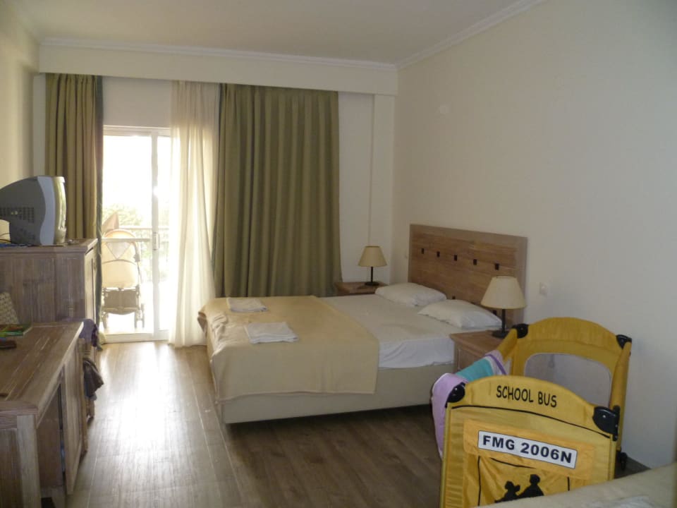 Geräumiges zweckmäßiges Zimmer Hotel Portes Beach