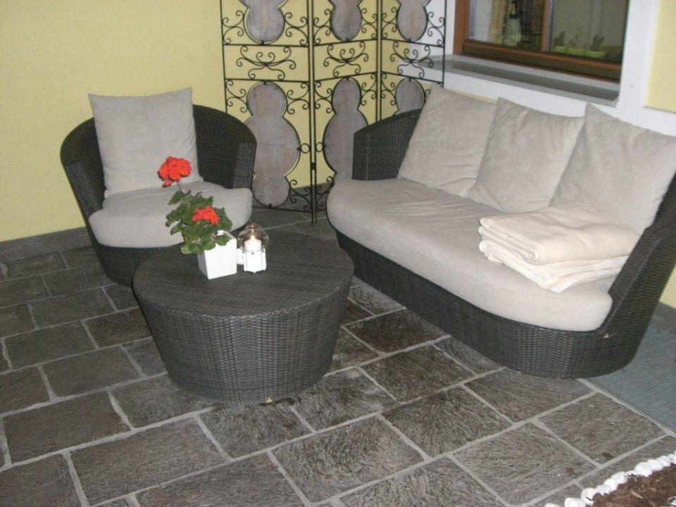 Sitzgelegenheit neben dem Eingang LUNARIS Wellnessresort