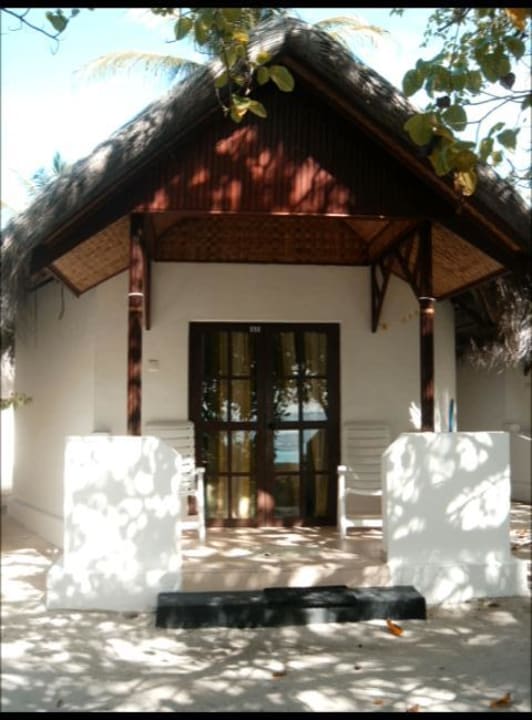 Strandbungalow von außen Thulhagiri Island Resort