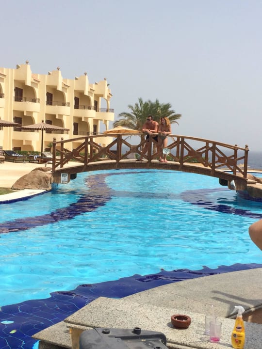 Бассейн у отеля  Coral Hills Resorts & SPA