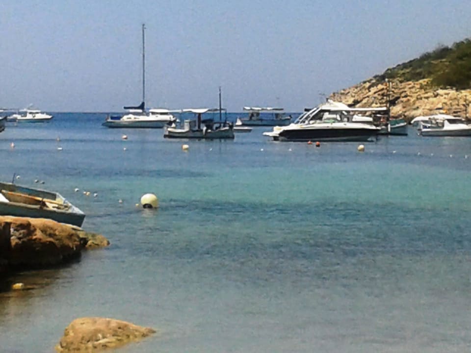 Klares Wasser etwa 22° Anfang Juni Barceló Portinatx - Adults only