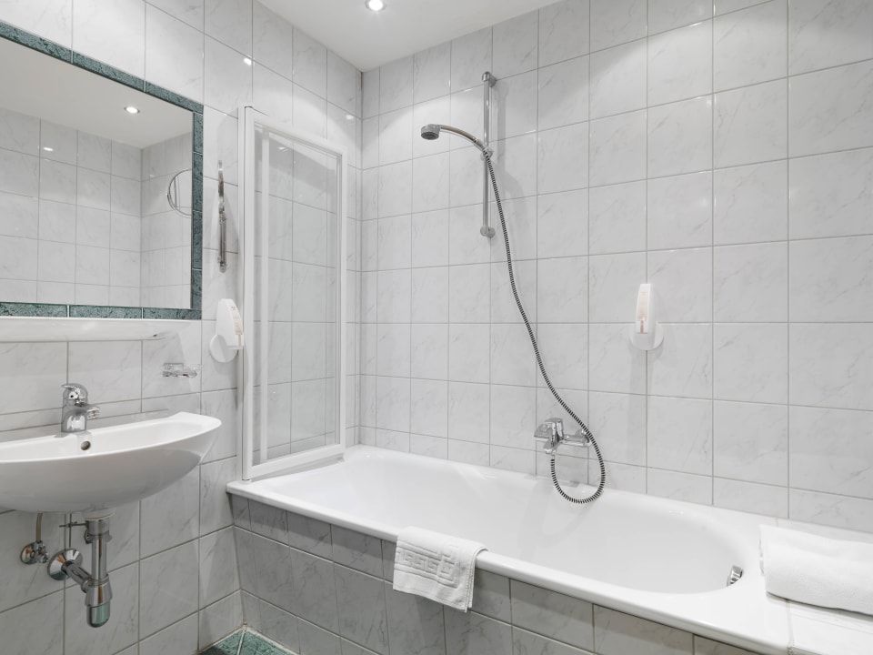 Badezimmer Valluga Suite Posthotel Strengen am Arlberg