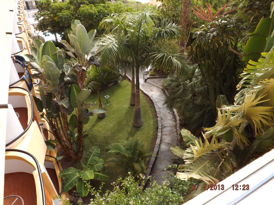 Blick auf die Gartenanlage allsun Hotel Lucana