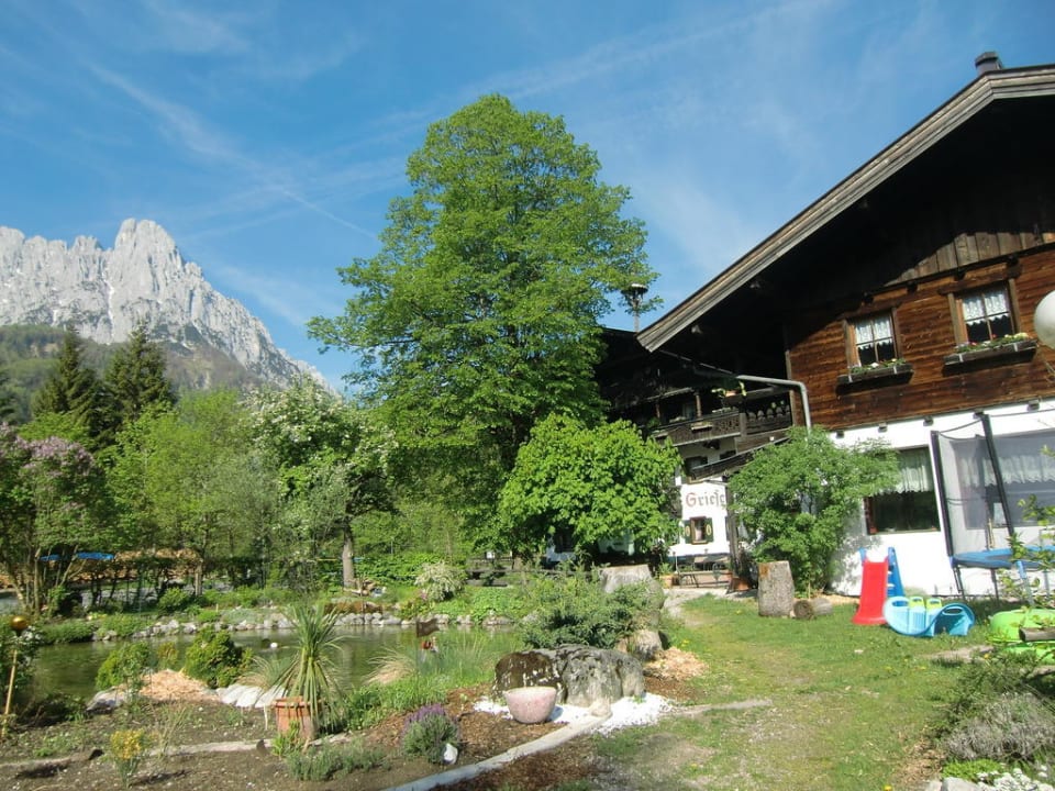 Blick über den kleinen Forellenteich Gasthof Griesenau