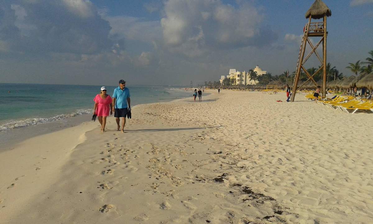 In den ersten Tagen noch sauber, ohne Meergras JOIA Paraiso by Iberostar