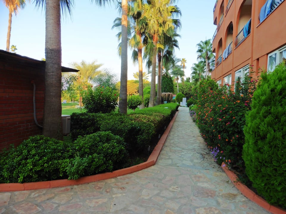 Ein Weg durch die Anlage Club Turtas Beach Hotel