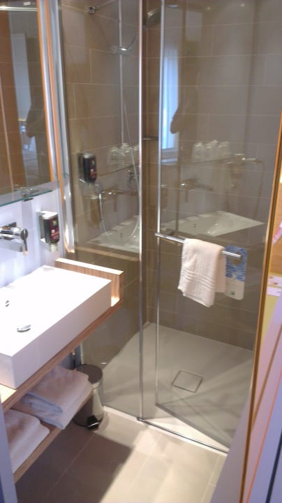 Modernes Bad mit Föhn Hey Lou Hotel Hildesheim