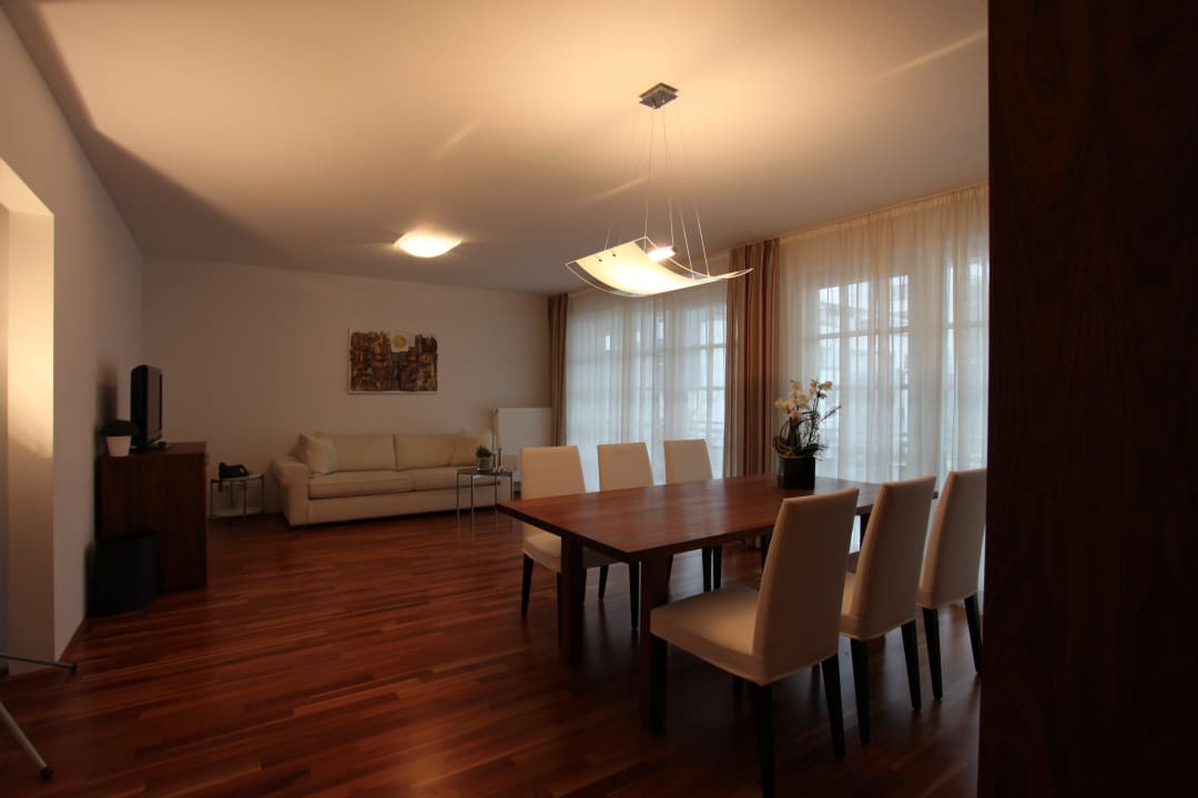 Wohn-/Esszimmer mit Balkon BTT Serviced Apartments