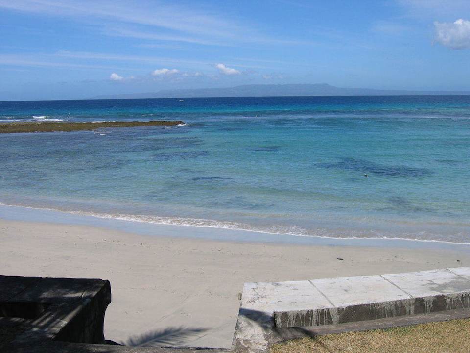 Blick vom Tor zum Strand Nusa Indah Bungalows & Villa