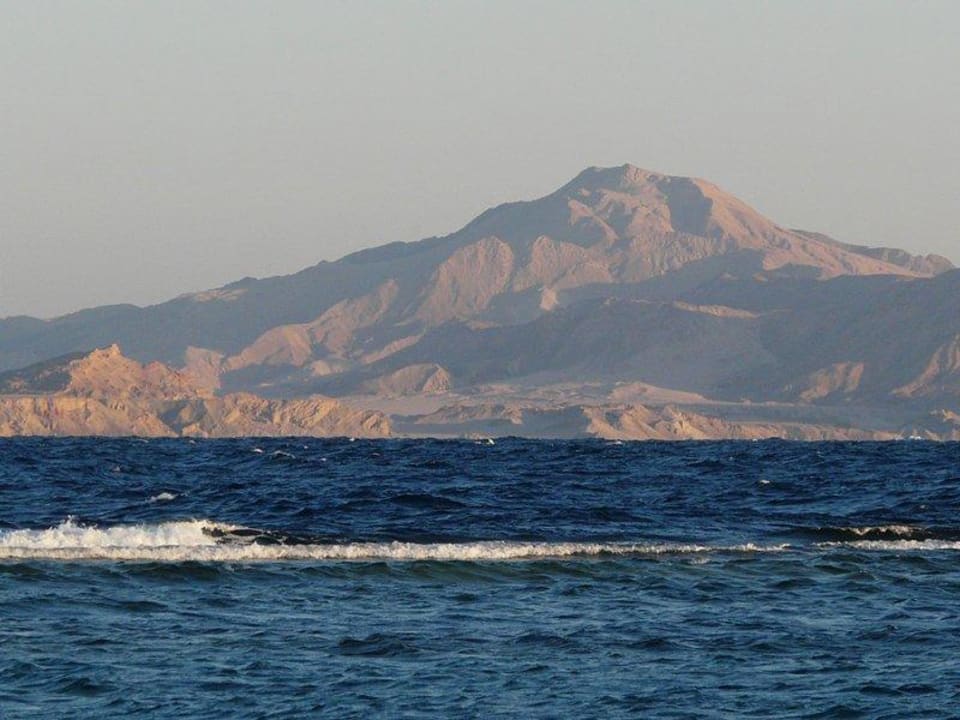 Wyspa Tiran widziana z plaży Hotel Hauza Beach Resort