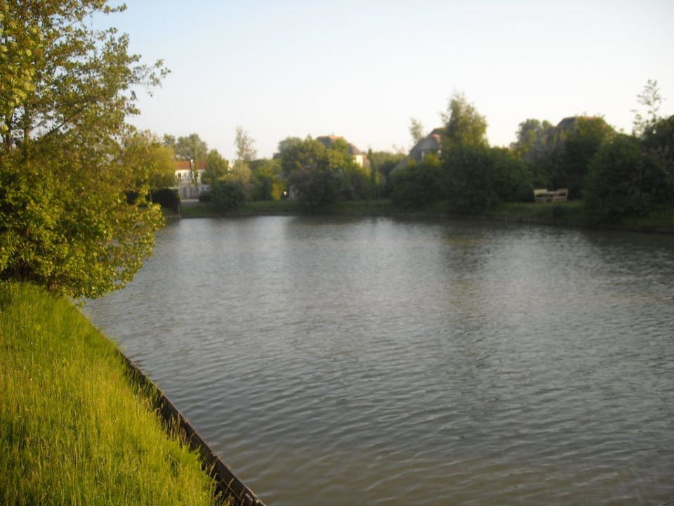 Aussicht vom Garten auf den See der Anlage Resort Città Romana