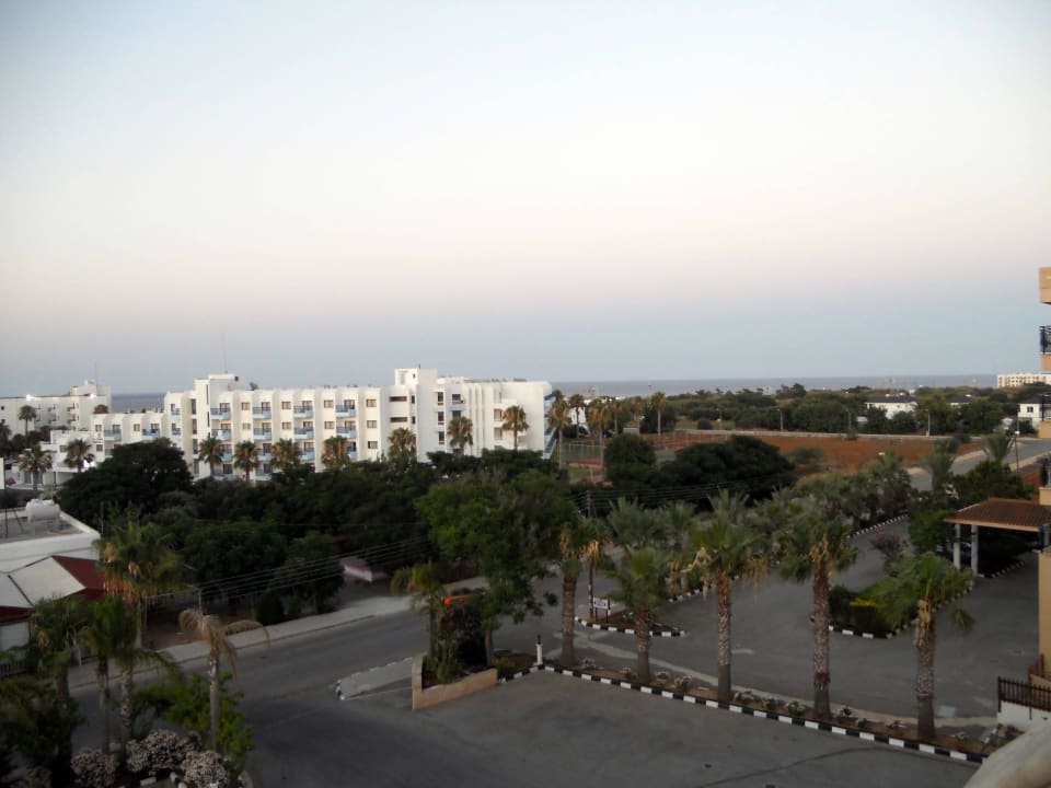 Widok z balkonu Tsokkos Gardens Hotel