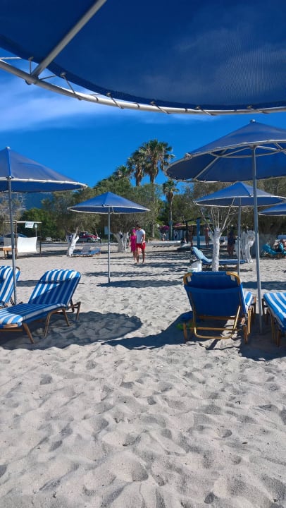Strandliegen und Sonnenschirme Hotel Tigaki Beach