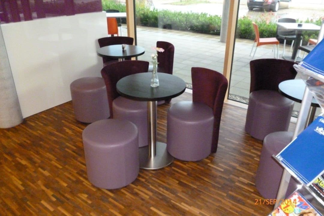 Sitzgruppe vor Rezeption Hotel IQ Ulm