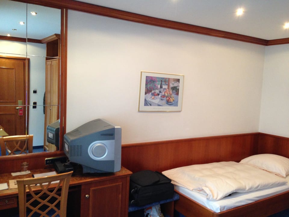 Schreibtisch, TV & Bett Hotel Fischerwirt