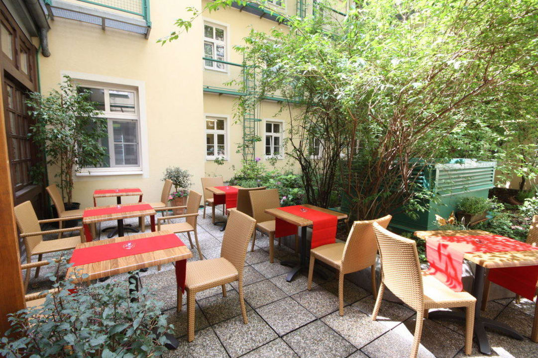 Frühstücksgarten Hotel Josefshof am Rathaus