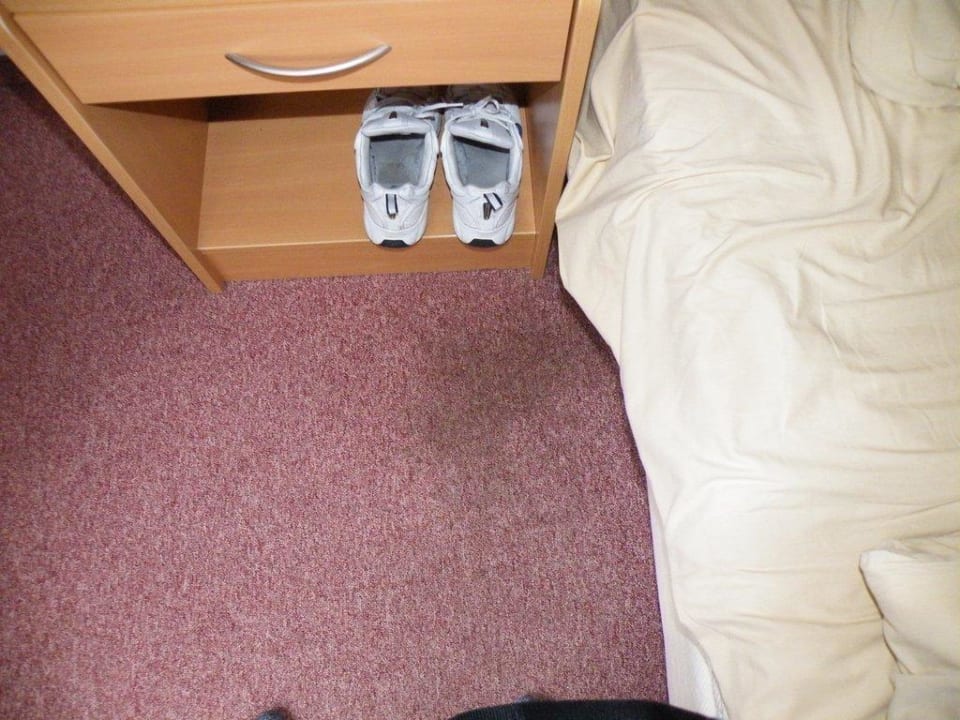 So sieht der Fußboden vor dem Bett aus Vital-Hotel am Thüringer Wald