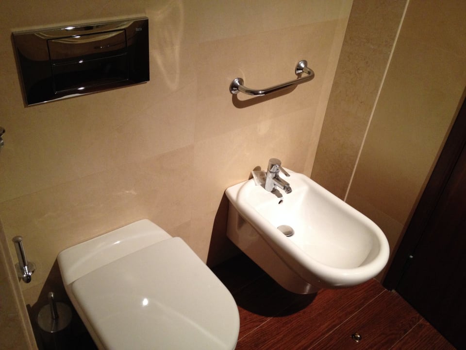 Toilette und Bidet hinter der Türe Hotel Catedral
