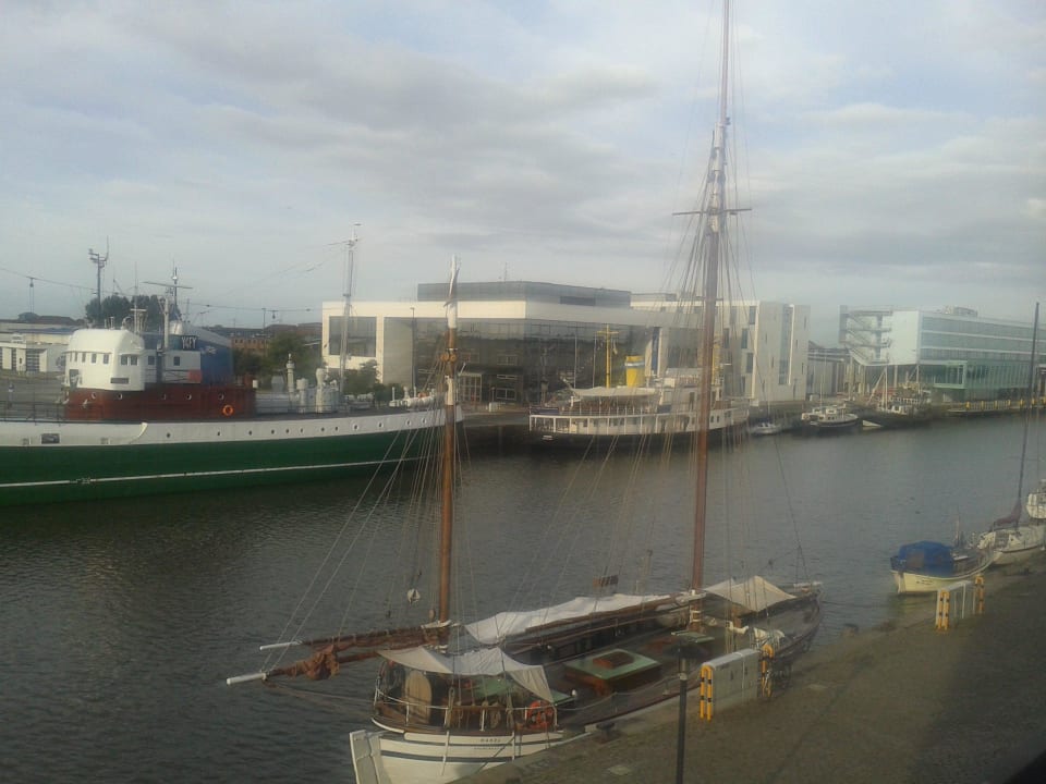 Hafenbecken im Schaufenster Fischereihafen BHV Nordsee Hotel Fischereihafen