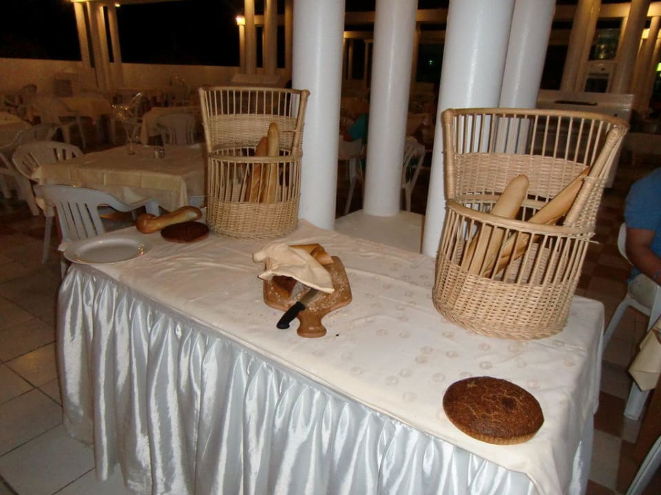 Brot und Brötchen beim Abendessen im Außenrestaurant Hotel El Mouradi Cap Mahdia