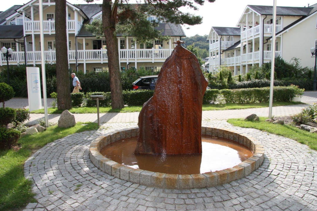 Herthaquelle vor dem Hoteleingang Dorint Seehotel Binz-Therme Binz/Rügen