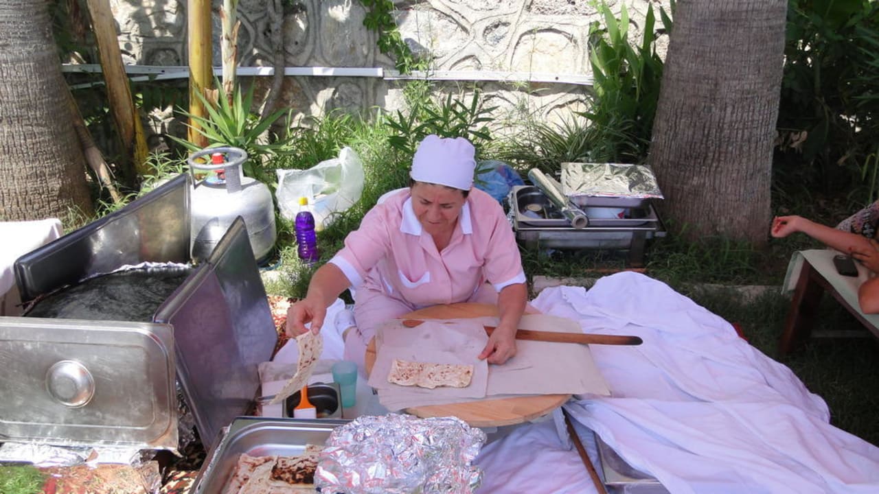 Pani robi pyszne placki (na plazy) Prestige Alanya