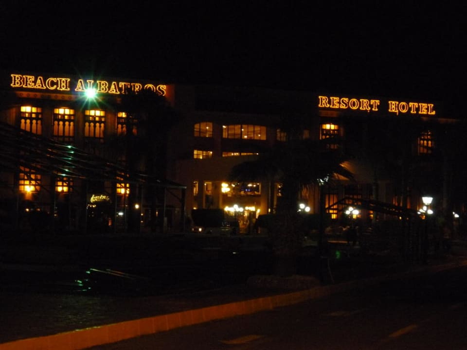 Hotel bei Nacht Beach Albatros Resort