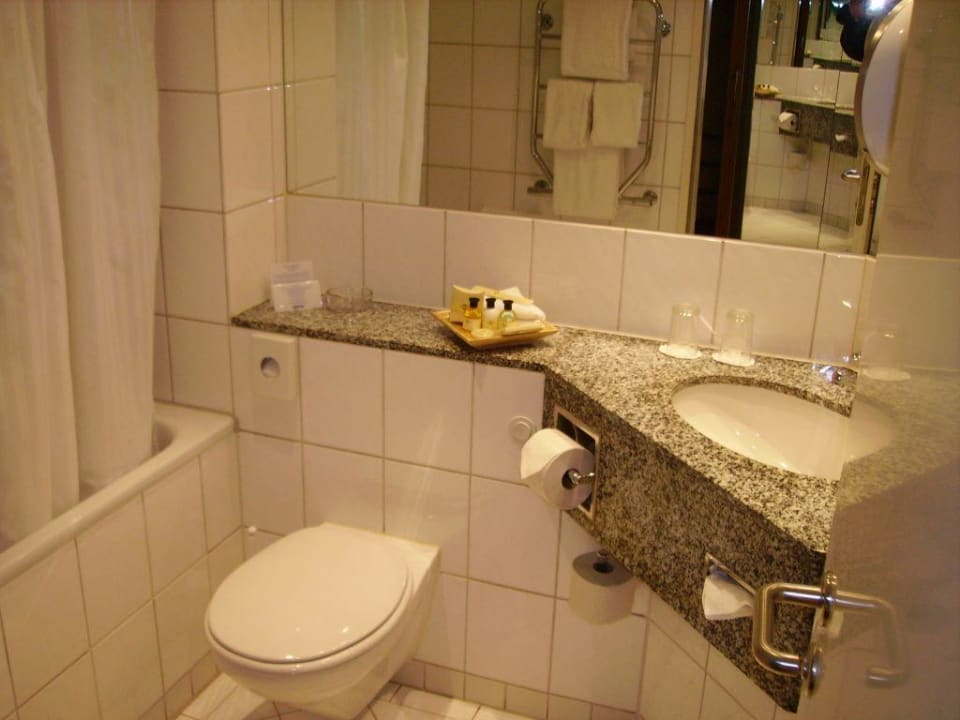 Badezimmer mit Toilette Mercure Hotel Bochum City