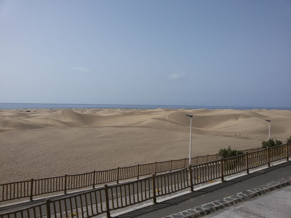 Blick  vom  Ausgang  an  der  Strandpromenade aus. Sahara Beach Club