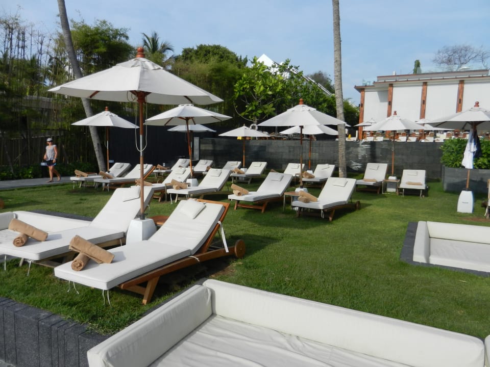 Liegewiese mit super Auflagen und Strandtücher Cape Nidhra Hotel Hua Hin