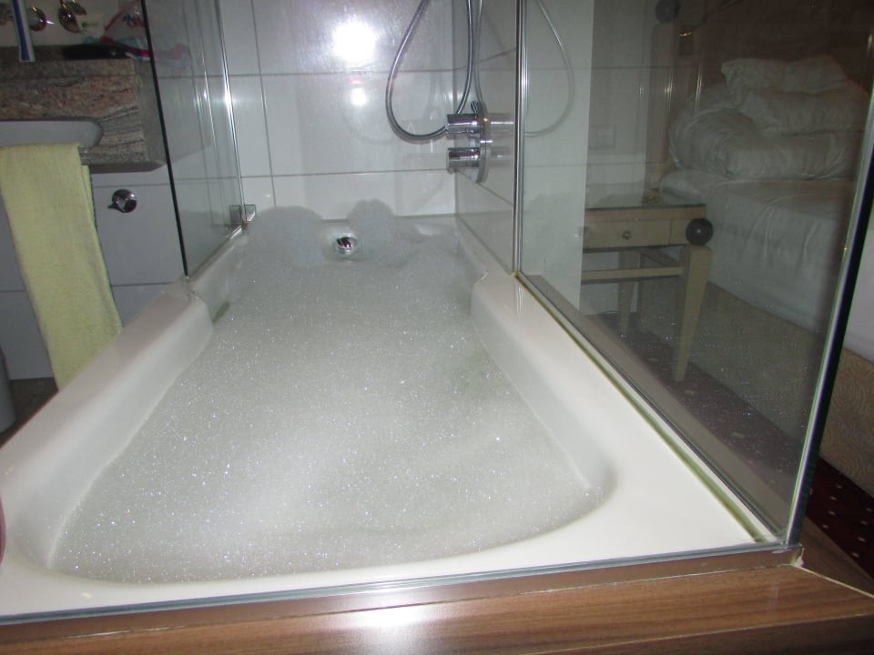 Die Wanne ist voll ;-) Hotel Pöker