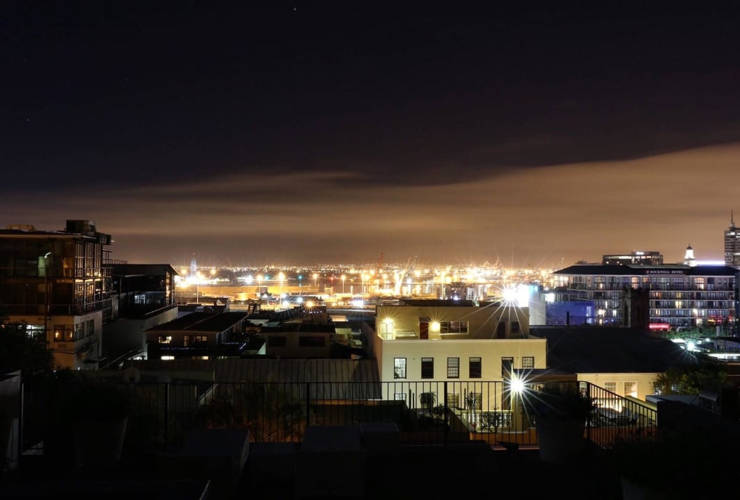 Ausblick bei Nacht in Richtung Hafen/Waterfront African Elite Properties