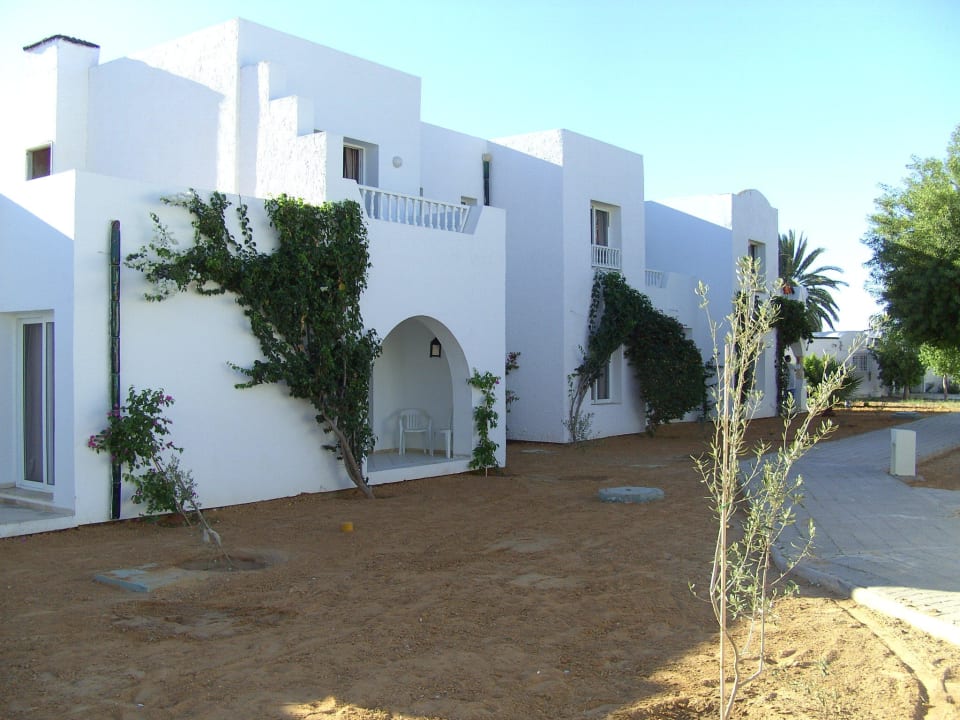 Grün ist nur der vordere Bereich vor der Rezeption Monarque Club Rivage