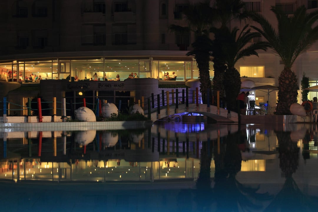 Der Pool bei der Night Hotel El Mouradi Skanes Beach