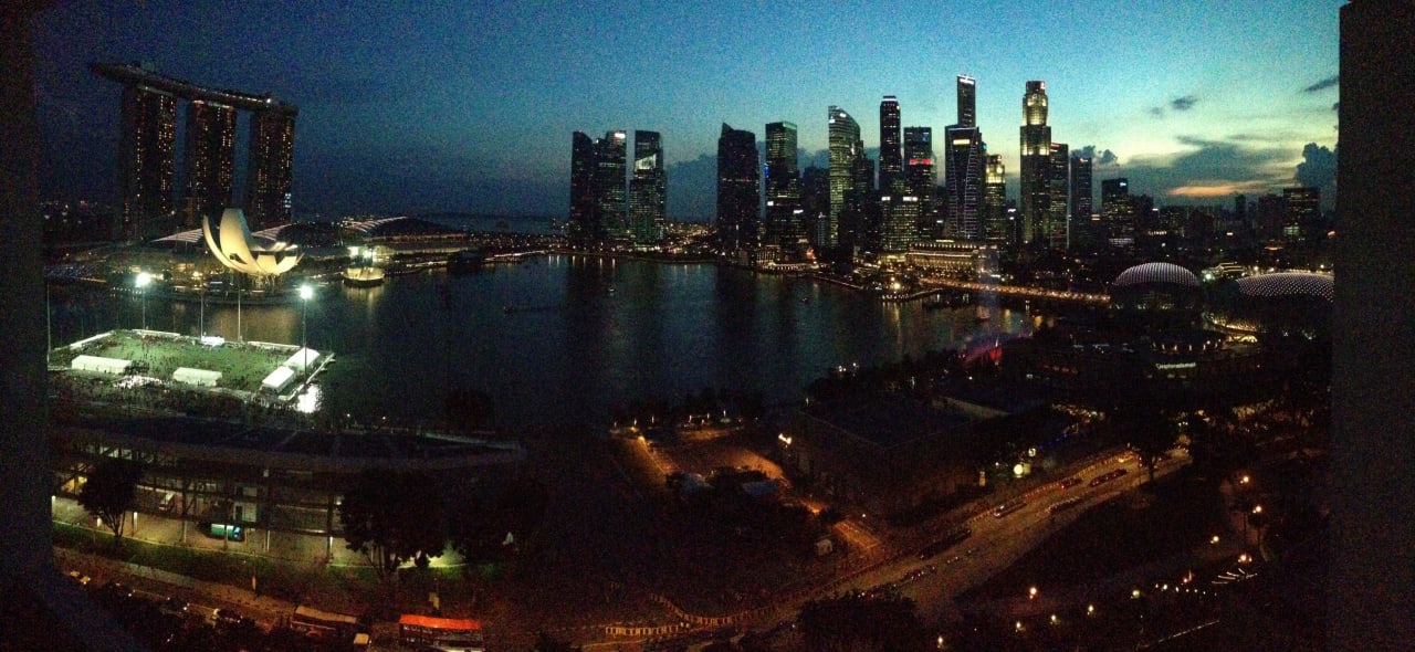 Blick bei Nacht Club Room Hotel Mandarin Oriental Singapore