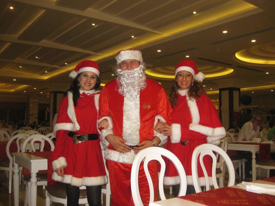 Der Weihnachtsmann und seine Begleitung  Diamond Excellence Resort & Spa