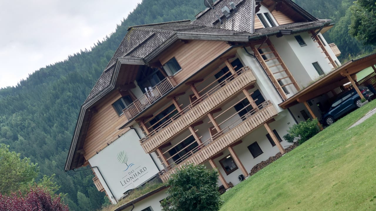 Außenansicht Hotel Das Leonhard - Naturparkhotel am Weissensee