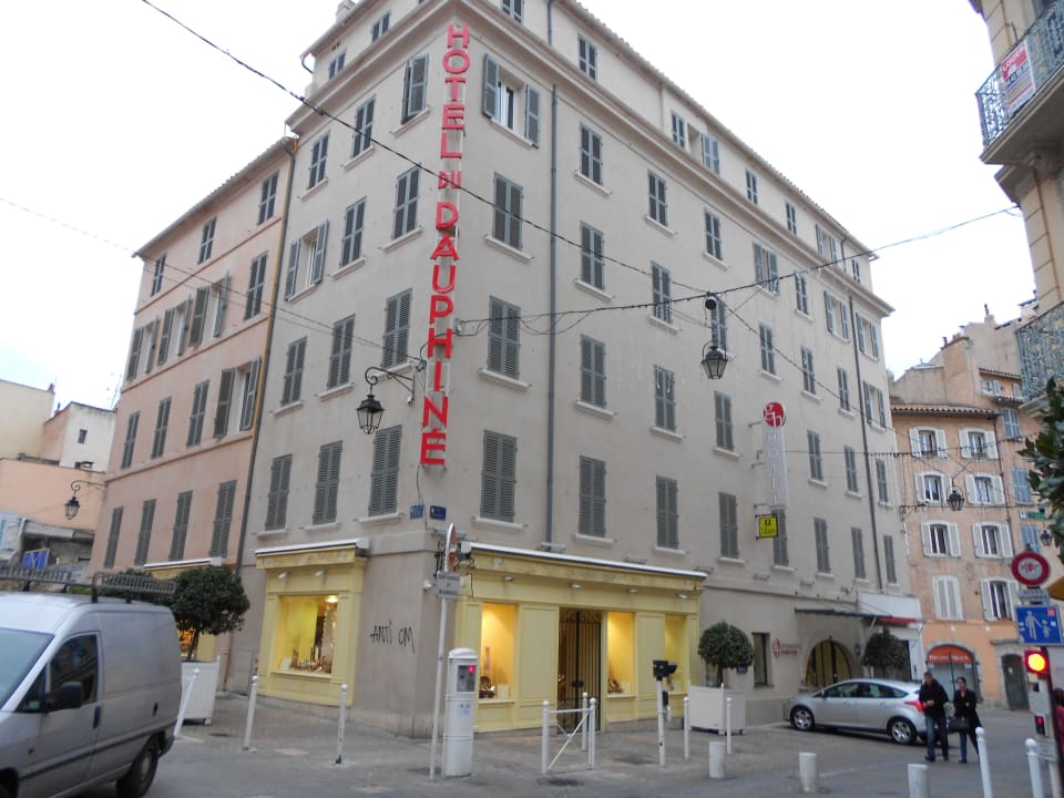 Blick auf Haupteingang Grand Hotel Dauphiné
