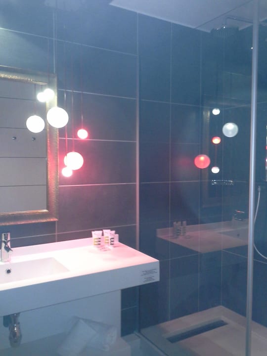 2. Badezimmer mit Dusche Hotel Mercure Lyon Part Dieu