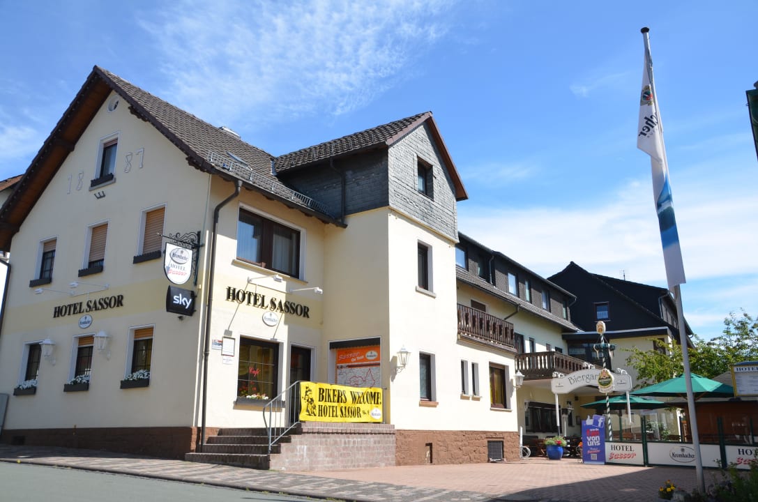 Hotel Sassor Frontansicht Hotel Sassor