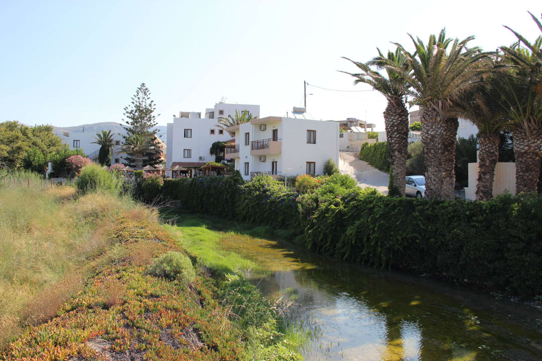 An einem kleinen Bach gelegen Hotel South Coast