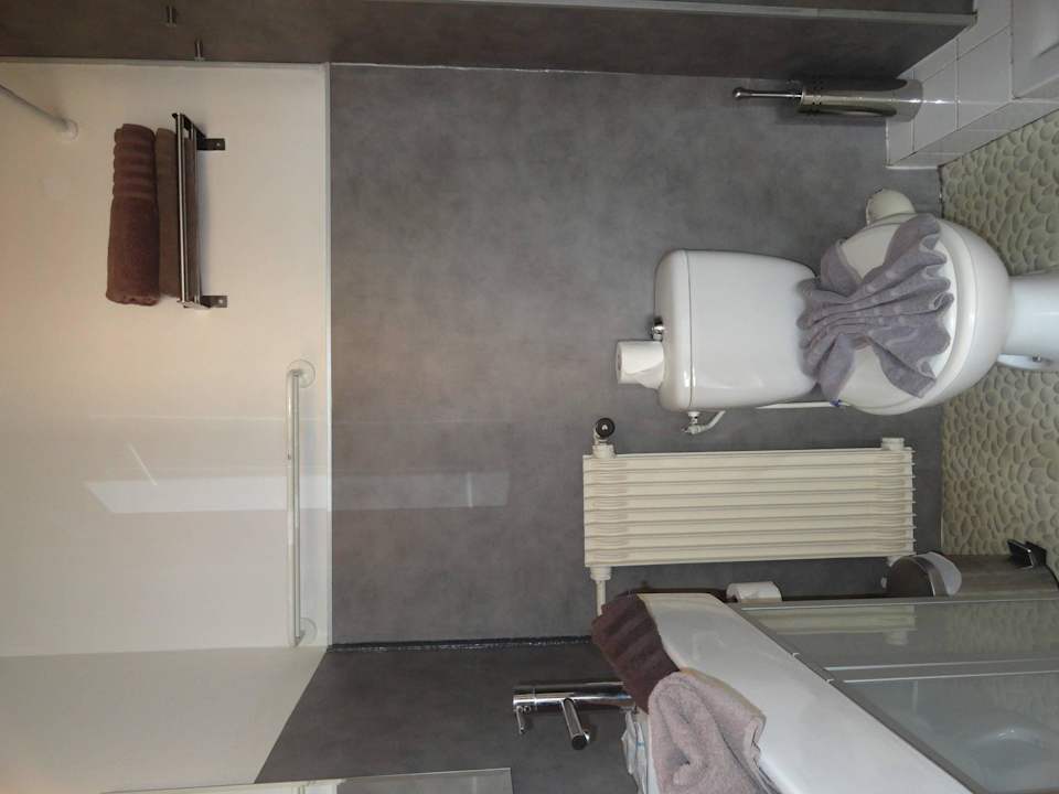 Badezimmer unseres Doppelzimmers Edward's Hotel