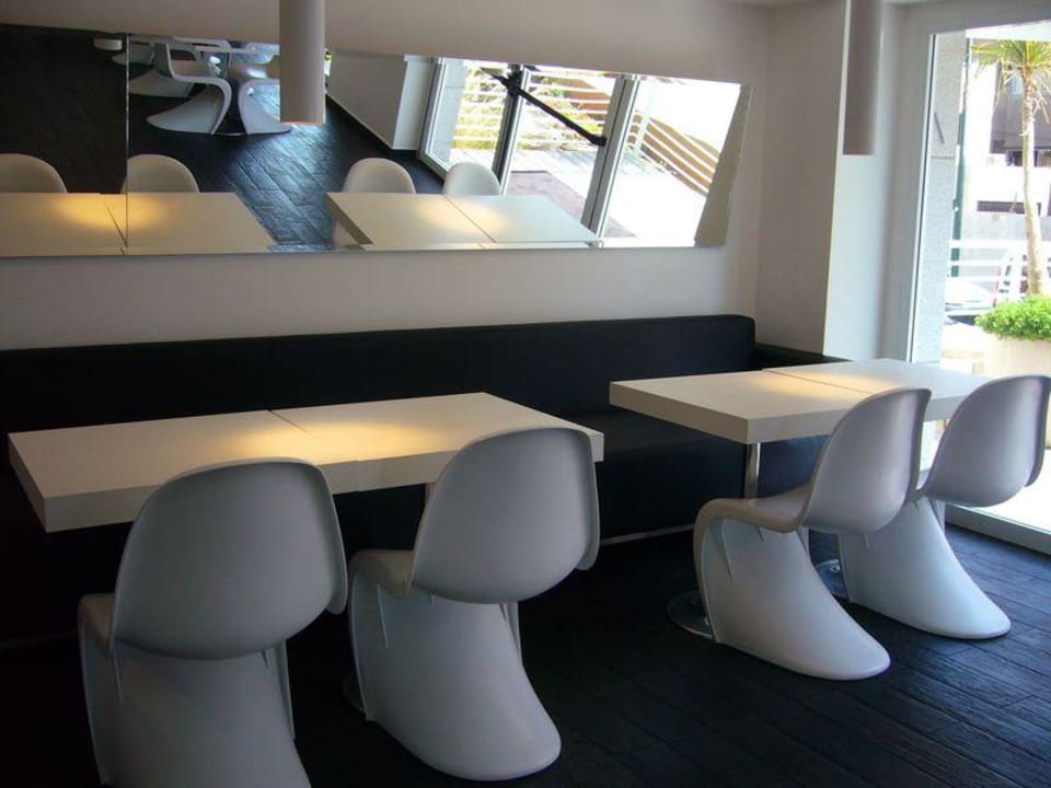 Столики для завтрака в лобби Savoy Sea Side Hotel