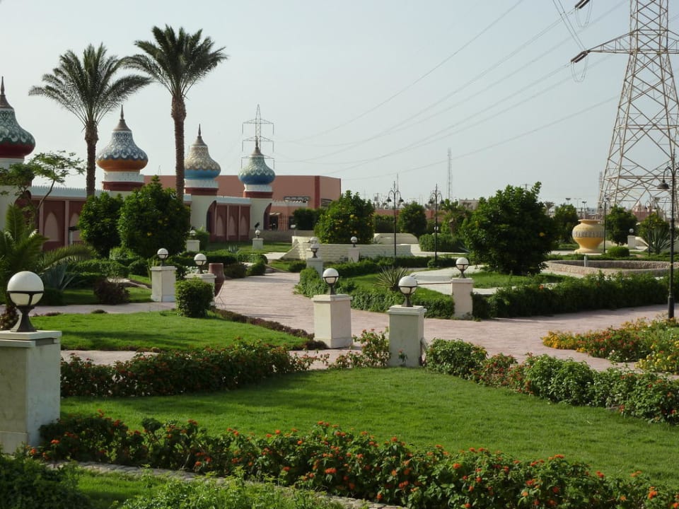 Vor dem Hotel Pickalbatros Alf Leila Wa Leila Resort - Neverland Hurghada