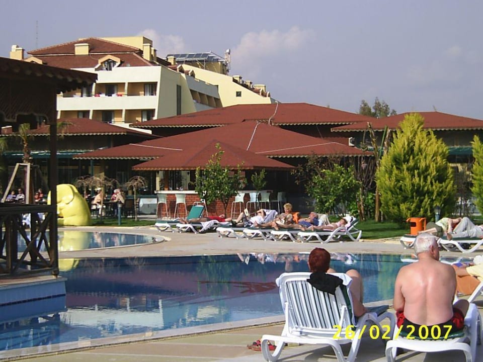 Pool mit Speisesaal im Hintergrund Grand Seker Hotel
