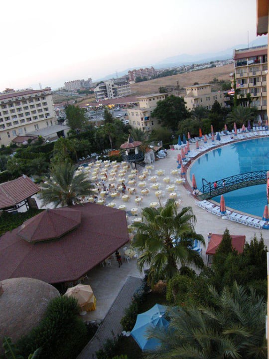 Pool und Poolbar vom Hotel aus Seaden Corolla Hotel