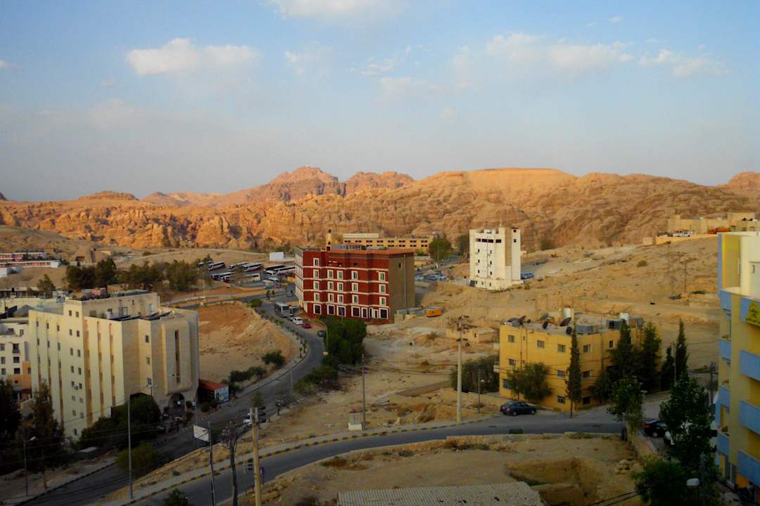 Ausblick direkt auf die Felsen von Petra Candle Hotel Wadi Musa