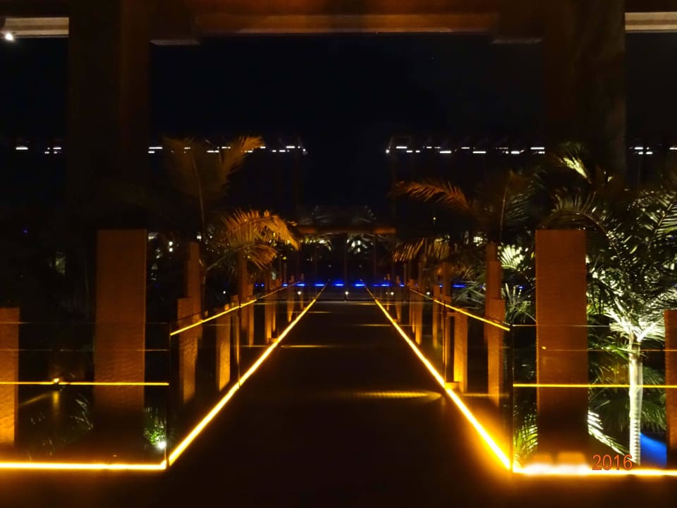 Hoteleingang am Abend Lopesan Baobab Resort