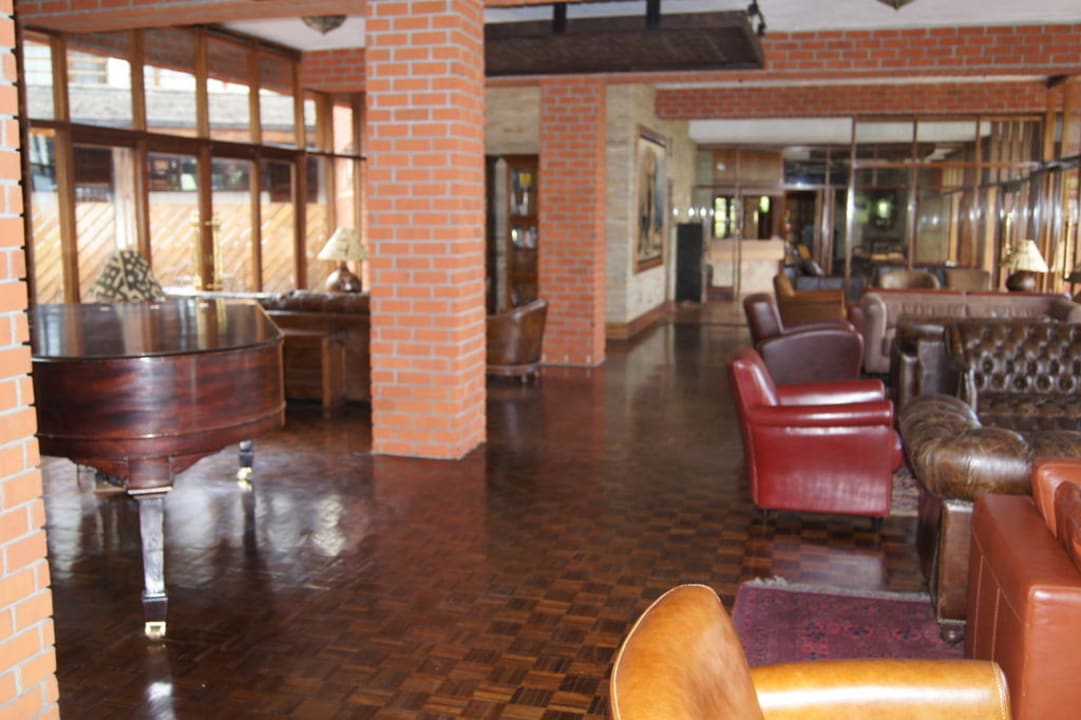 Pianobar - Lounge mit Blick zur Lobby Manyara Wildlife Safari Camp