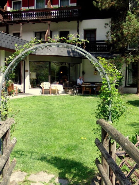 Zugang vom Spazierweg her Hotel GUT Trattlerhof & Chalets